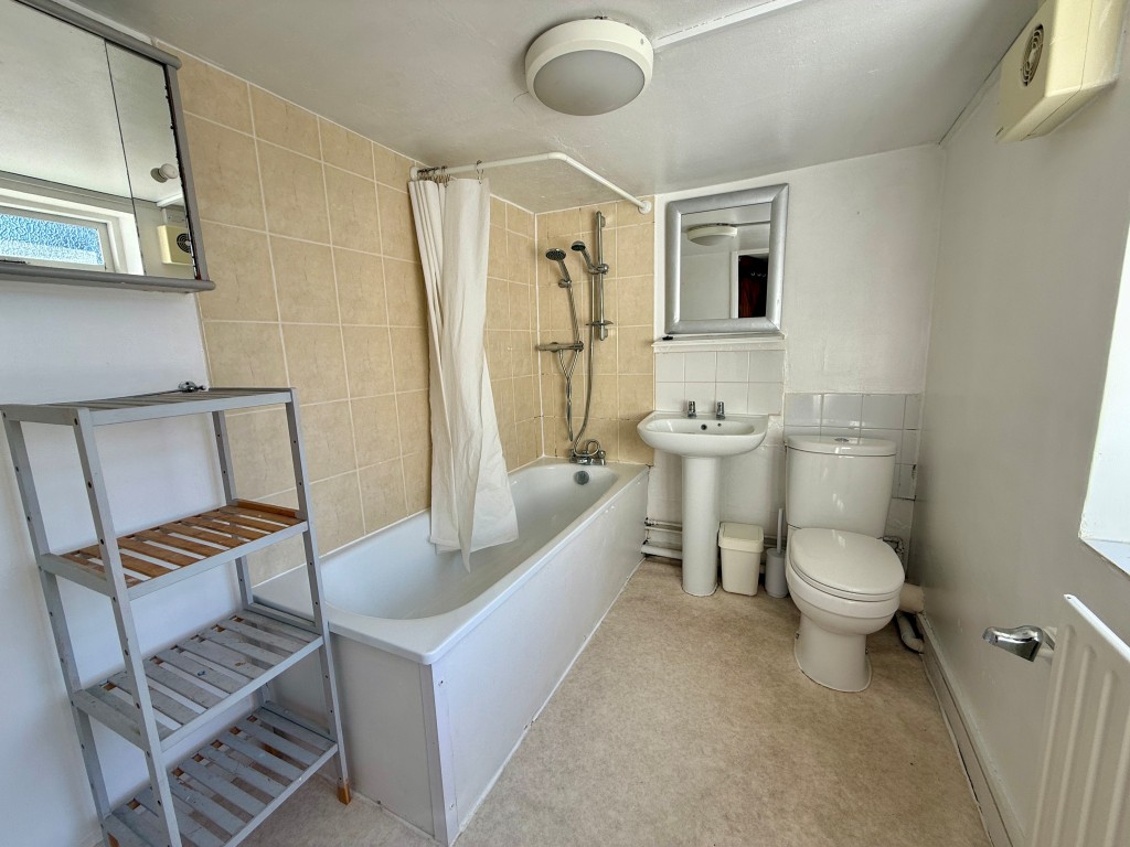 Lot: 19 - TWO-BEDROOM CITY HOUSE WITH PARKING TO REAR - Bathroom with W.C.